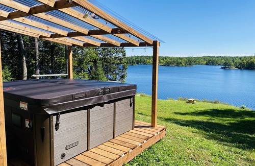 West Hants Cabaña | Chalet Drive - Lakefront Cottage