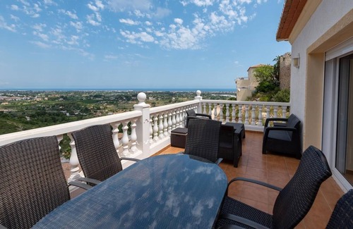 Denia Chalet De Esquí | Villa en Dénia con expecatulares vistas al mar y al montgo