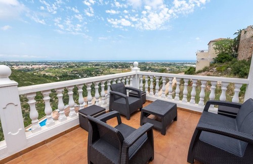 Denia Chalet De Esquí | Villa en Dénia con expecatulares vistas al mar y al montgo