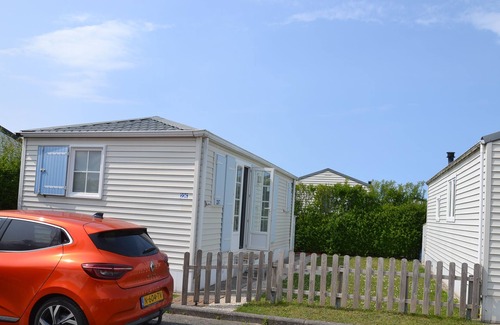 Bredene Chalet De Esquí | Chalet Harly at Kerlinga campsite within walking distance of the beach and stores.