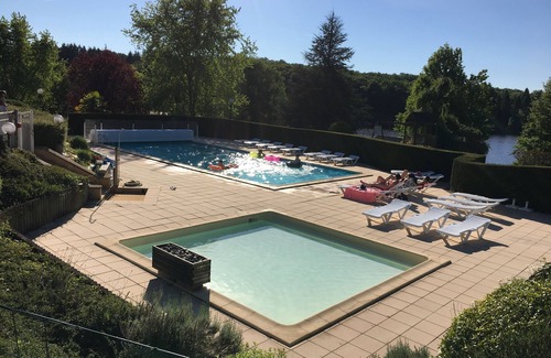 Mialet Chalet De Esquí | CHALET EN LAGUNA FRONTERA, PERIGORD VERDE, piscina, calma ideal y descanso.