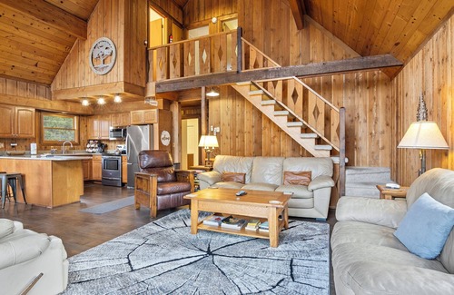 Bellaire Chalet De Esquí | Chalet en Shanty Creek Resort - ¡Reserve ahora para escapadas de otoño!