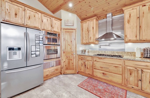 Sierra Pines Cabina | Chalet in the Woods-Private Yard-2 Master Suites-EV Charger-Pets
