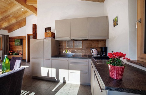 Rifiano Casa | Chalet 'Jasmin' con vistas a la montaña, piscina compartida y Wi-Fi