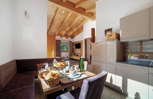 Rifiano Casa | Chalet 'Jasmin' con vistas a la montaña, piscina compartida y Wi-Fi