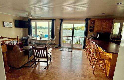 Canaan Casa | Chalet Joyeux-cheerful cottage. Enchanting 3-bedroom house on Lake Wallace.