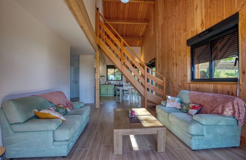 Pays-de-Belves Chalet De Esquí | Chalet Kozy in Périgord Noir, comfort and zenitude in the shade of tall trees
