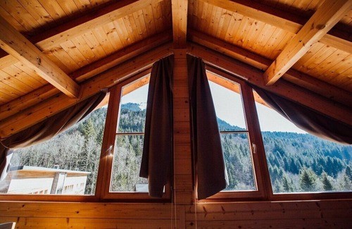 Saint-Jean-dʼAulps Chalet De Esquí | Chalet L'Ecuela, The Old School, Luxury Chalet Rental, near Morzine France