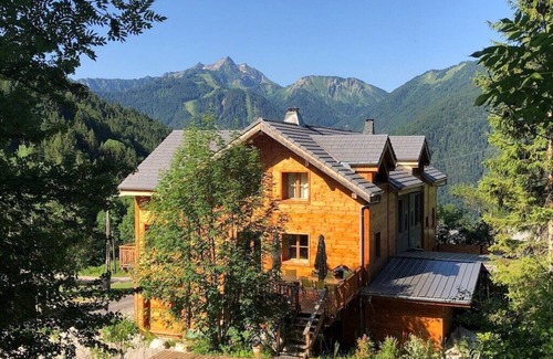 Saint-Jean-dʼAulps Chalet De Esquí | Chalet L'Ecuela, The Old School, Luxury Chalet Rental, near Morzine France