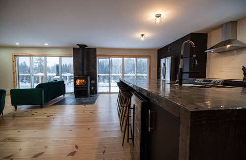 Leslie-Clapham-et-Huddersfield Chalet De Esquí | Chalet l'Évasion with hot tub on the Picanoc river