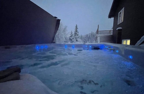 Leslie-Clapham-et-Huddersfield Chalet De Esquí | Chalet l'Évasion with hot tub on the Picanoc river