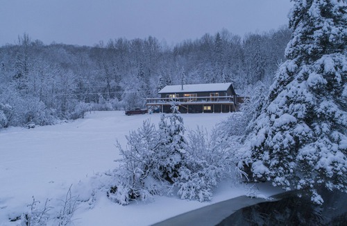 Leslie-Clapham-et-Huddersfield Chalet De Esquí | Chalet l'Évasion with hot tub on the Picanoc river
