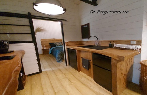 Queyrac Casa | Chalet 'La Bergeronnette' with Shared Pool, Private Terrace and Shared Garden