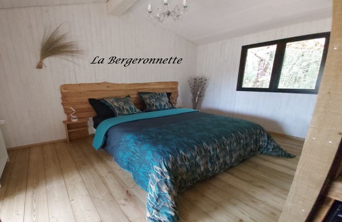Queyrac Casa | Chalet 'La Bergeronnette' with Shared Pool, Private Terrace and Shared Garden