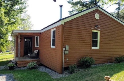 Lac-Brome Chalet De Esquí | Chalet Lac Brome, close to the lake with fireplace in the living room and swimming pool
