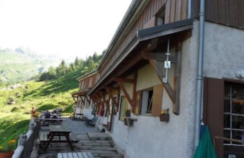La Riviere-Enverse Chalet De Esquí | Chalet Le Cochon Noir sleeps 8 self catered big mountain view + logburner FAB