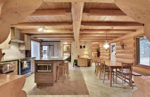 Mauricie Casa | Chalet Le Mélisse | Rustic Log Chalet in Nature