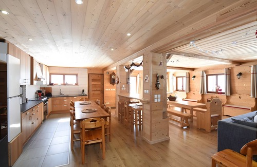 Mieussy Chalet De Esquí | Chalet 'Le Maclavierre' con vistas a la montaña y Wi-Fi