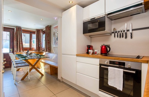 Chamonix City Centre Chalet De Esquí | Chalet le Tremplin - sleeps 6 in 2 bedrooms with hot tub