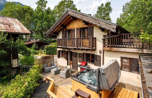 Chamonix City Centre Chalet De Esquí | Chalet le Tremplin - sleeps 6 in 2 bedrooms with hot tub