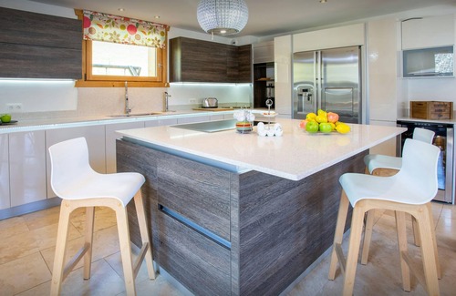 Seytroux Chalet De Esquí | Chalet Levant Blanc - ski home for 14, games room & views - OVO Network