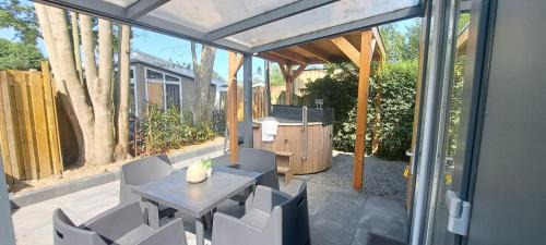 Heinkenszand Chalet De Esquí | Chalet met hottub & omheinde tuin Zeeland VP090