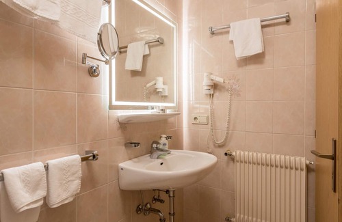 Ortisei Chalet De Esquí | Charming "Mini Chalet Rondula" with Mountain View, Wi-Fi, Garden & Terrace; Parking Available
