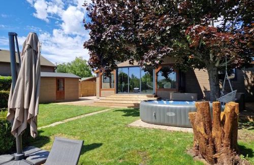 Saint-Sauveur-les-Bray Chalet De Esquí | Chalet moderne au bord d'un lac