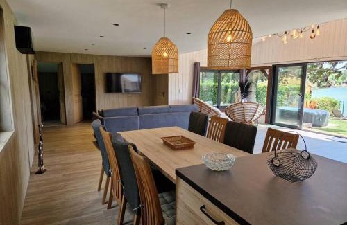 Saint-Sauveur-les-Bray Chalet De Esquí | Chalet moderne au bord d'un lac