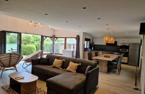 Saint-Sauveur-les-Bray Chalet De Esquí | Chalet moderne au bord d'un lac