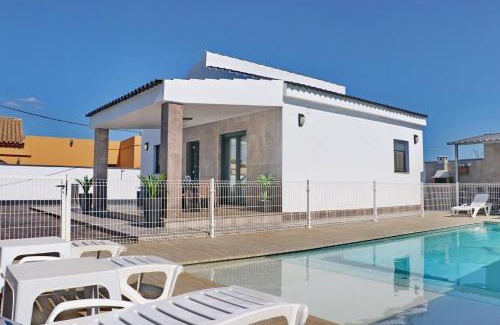 Conil de la Frontera Chalet De Esquí | Chalet moderno con pisicina