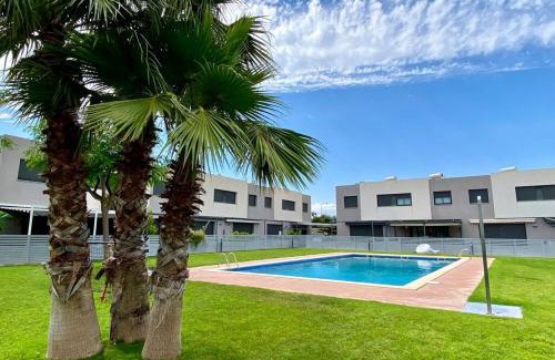 Miami Platja Apartamento | Chalet moderno con piscina en Mont - roige Bahia