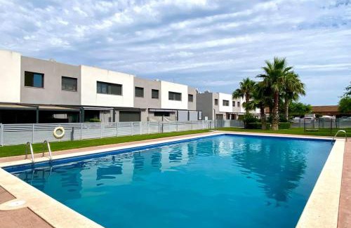 Miami Platja Apartamento | Chalet moderno con piscina en Mont - roige Bahia
