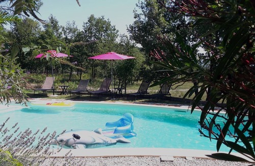 Tauriers Chalet De Esquí | casa de campo con piscina en una zona tranquila y en el corazón de la naturaleza ardechoise
