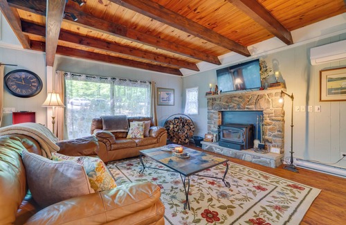Lake Ariel Cabina | Chalet on the Green: Cozy Lake Ariel Retreat!