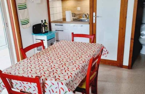 Hasparren Chalet De Esquí | Chalet 'Ortalon - Hasparren' with Shared Pool, Wi-Fi, and Air Conditioning