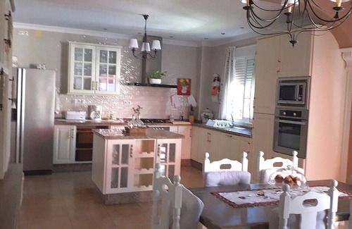 Hornachuelos Chalet De Esquí | Chalet Privado con Chimenea, Piscina y Jardín Ideal Para Visitarlo Todo Andando!