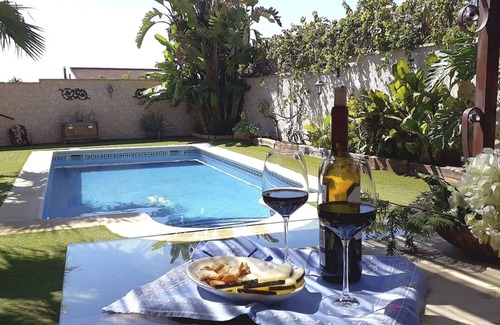 Hornachuelos Chalet De Esquí | Chalet Privado con Chimenea, Piscina y Jardín Ideal Para Visitarlo Todo Andando!