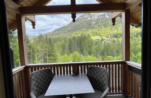 Grundlsee Apartamento | Chalet room at the Mondi Resort on Lake Grundlsee in winter