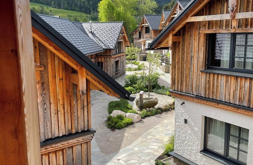 Grundlsee Apartamento | Chalet room at the Mondi Resort on Lake Grundlsee in winter