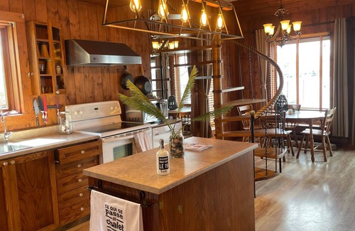Mauricie Chalet De Esquí | Chalet rustique au bord de la rivière St-Maurice, bâteau, ski, motoneige