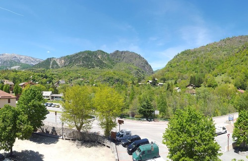 Saint-Etienne-de-Tinee Apartamento | Chalet-style apartment in a village, 300m from the cable car