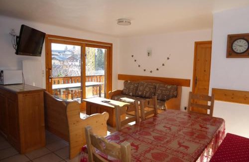 Champagny-en-Vanoise Apartamento | Chalet spacieux à Champagny – Grande terrasse, proche télécabine et commerces - FR-1-464-47