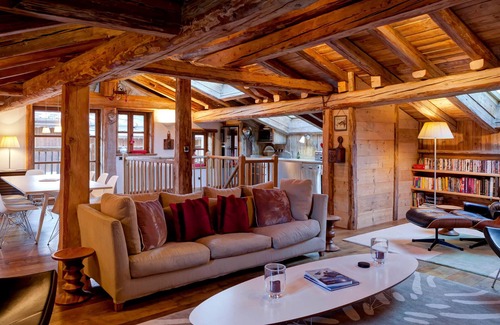 Le Praz Chalet De Esquí | Casa impresionante en el centro del pueblo con proximidad a pistas, ideal para 8 personas.