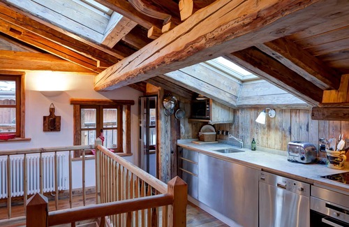 Le Praz Chalet De Esquí | Casa impresionante en el centro del pueblo con proximidad a pistas, ideal para 8 personas.