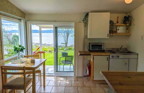 Cap-Saint-Ignace Chalet De Esquí | Chalet Studio #3 Waterfront with Spa, Fireplace & Wifi