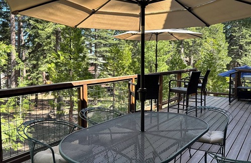 Carnelian Bay Chalet De Esquí | Chalet style cabin with expansive great room, awesome decks, hot tub & lake view
