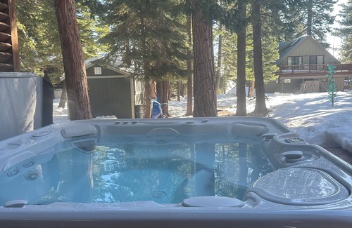 Carnelian Bay Chalet De Esquí | Chalet style cabin with expansive great room, awesome decks, hot tub & lake view