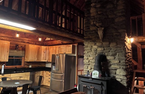 Waynesville Cabina | Chalet-Style Log Home – Waynesville, Ohio