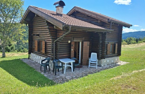 Castello Tesino Chalet De Esquí | Cabaña / Chalet rodeado de vegetación cerca de ciclovías (MTB)